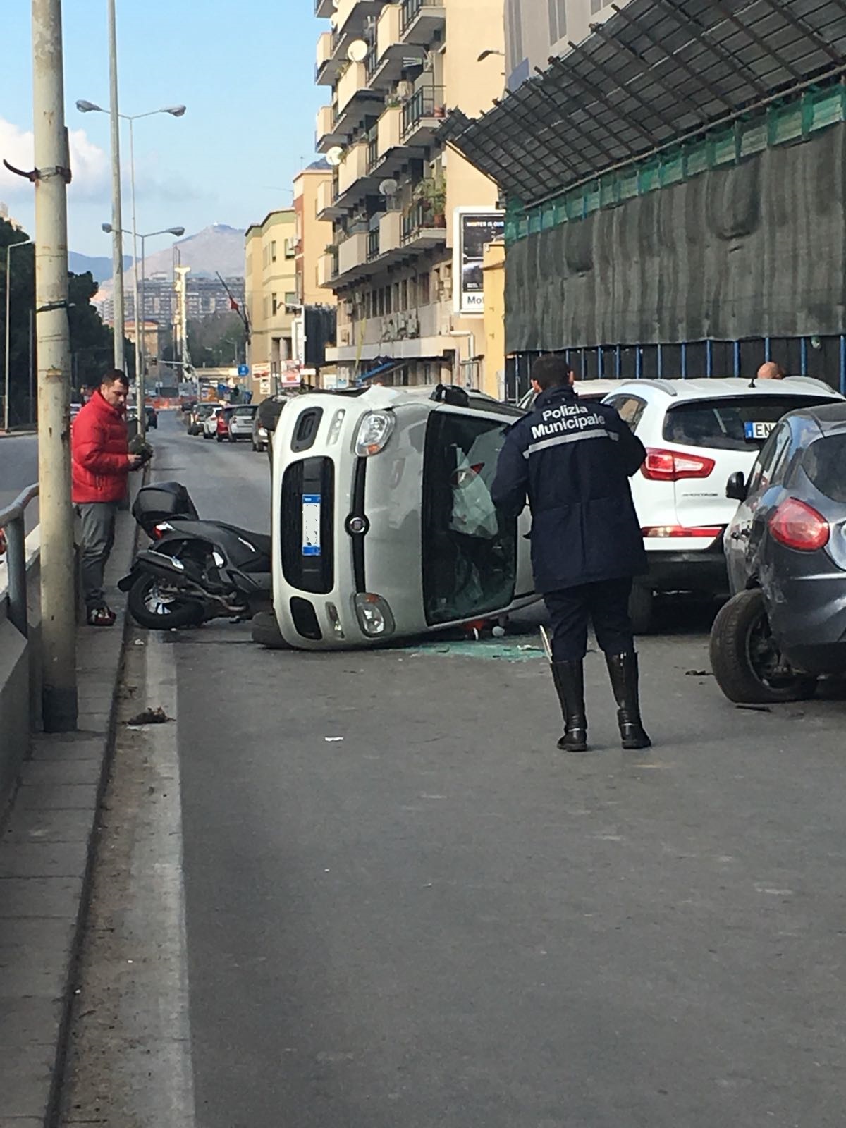 Incidente In Via Crispi Auto Si Ribalta E Fa Flipper Con Le Auto