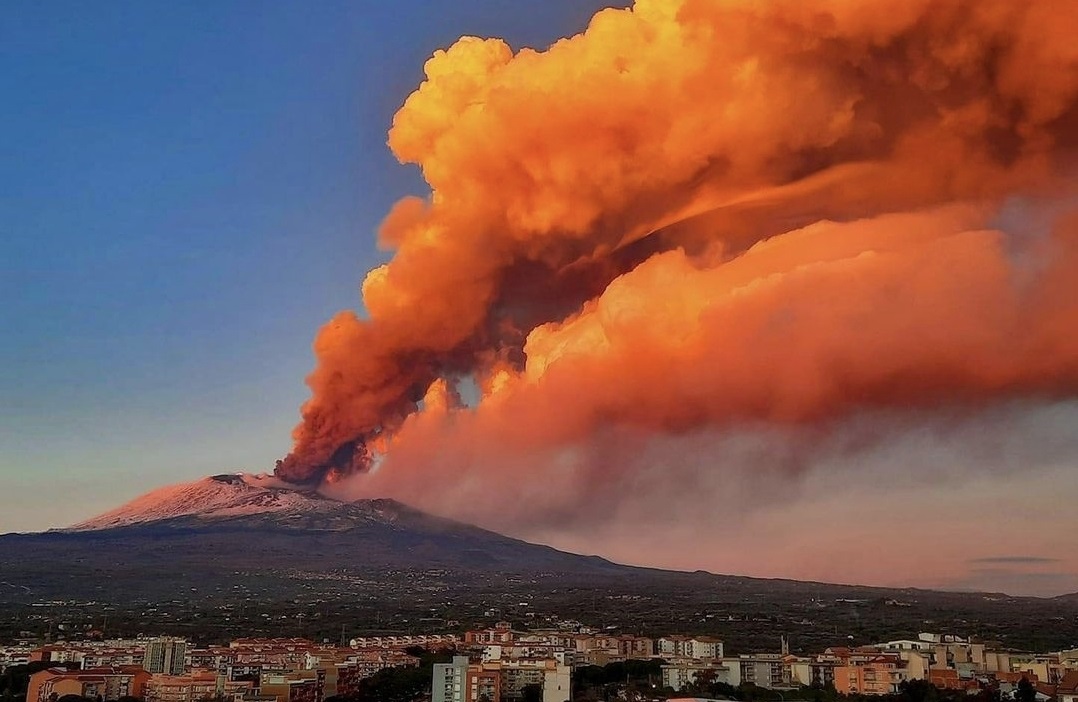 Spettacolare Fontana Di Lava Dal Cratere Di Sud Est Dell Etna Nube