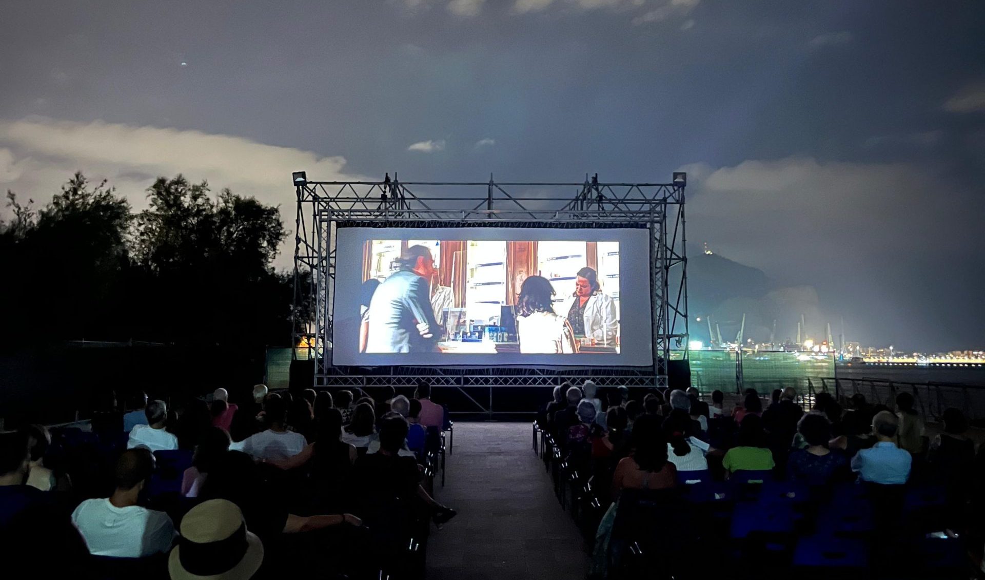 Palermo Lanci Di Bottiglie A SantErasmo Cinema Di Nuovo Sotto Attacco