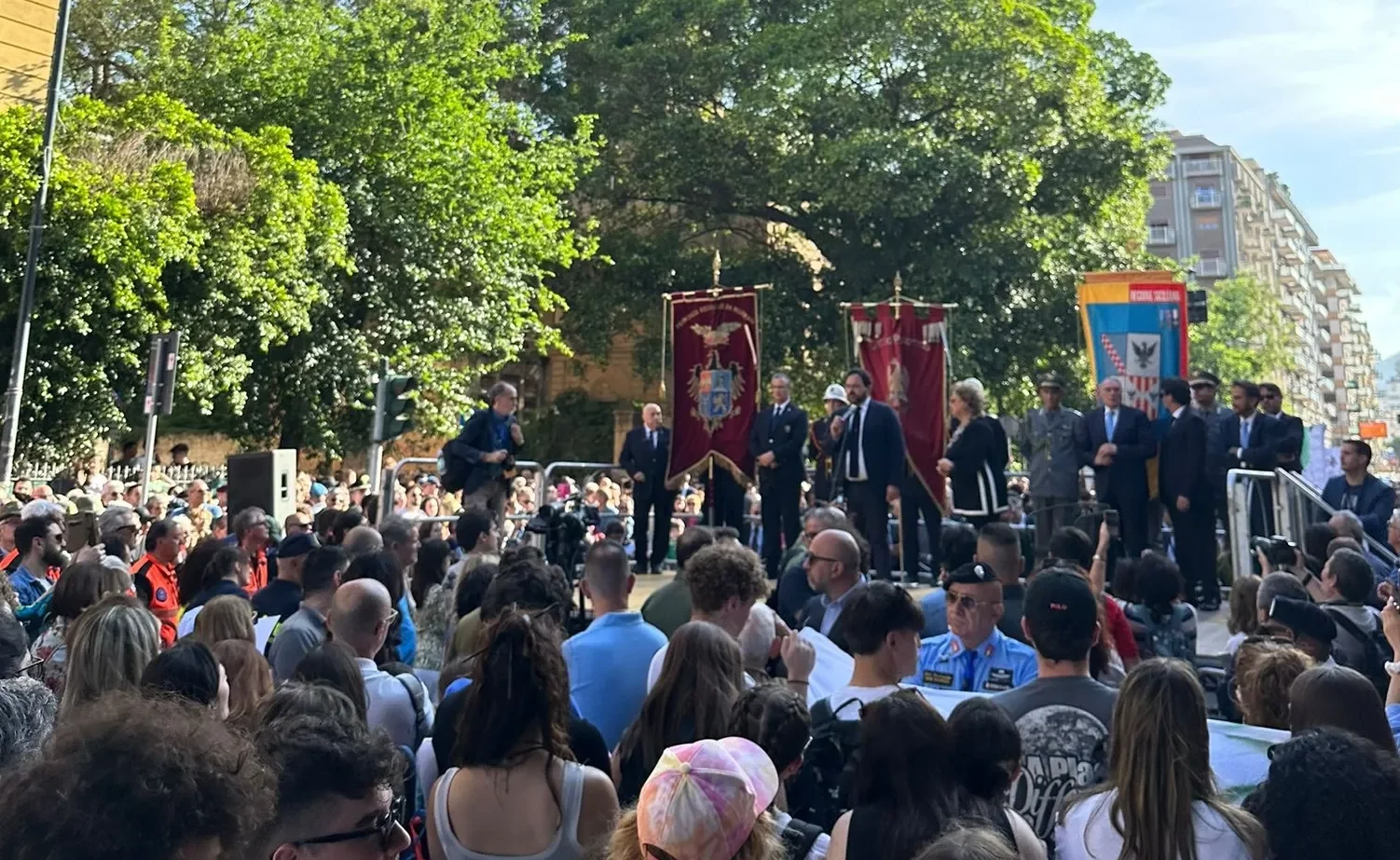 Palermo Folla Silenziosa Davanti L Albero Falcone Per Commemorare Le