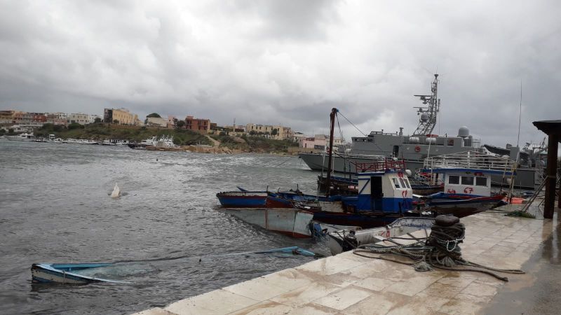 nella foto barche di migranti affondate all'interno del porto di Lampedusa