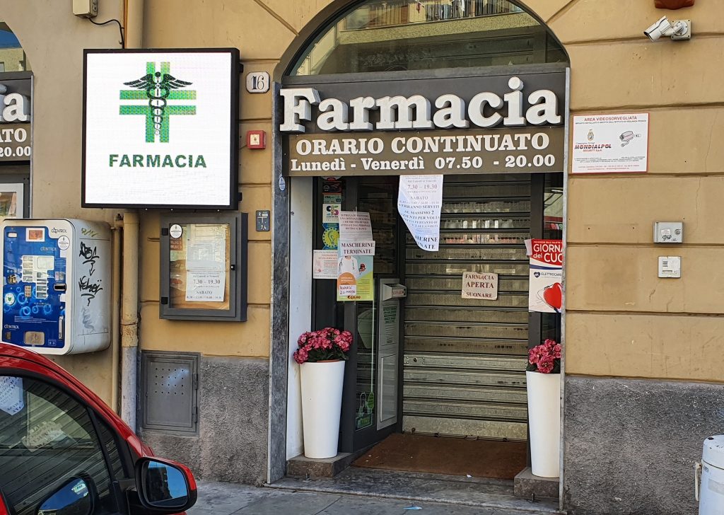 Farmacia-Corso Olivuzza-Coronavirus-negozi-iorestoacasa-mascherine-farmacisti