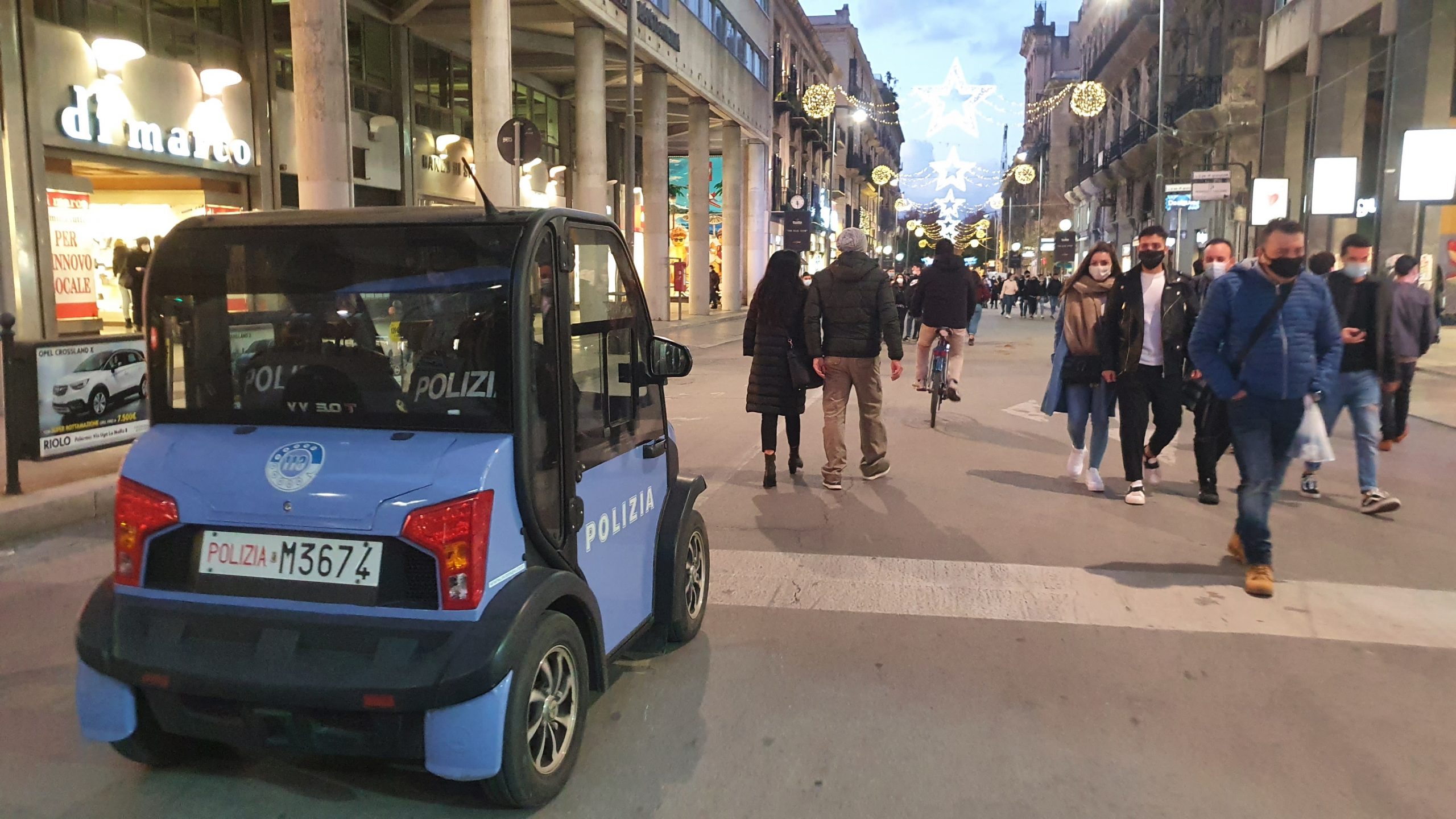 passeggiate, negozi, assembramenti, via Ruggiero Settimo, polizia, micro car elettrica