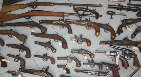 Sequestrata collezione armi a Catania