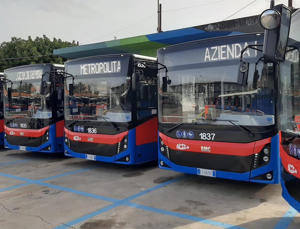 Musumeci consegna i nuovi bus a Catania