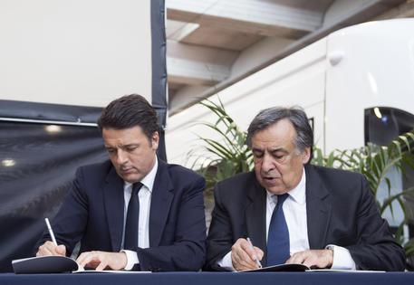 Renzi e Orlando alla firma del 