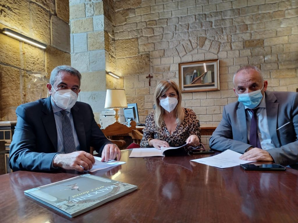 Nella foto il capogruppo Udc all'Ars Eleonora Lo Curto, il sindaco di Pantelleria Vincenzo Campo e l'assessore al Turismo di Marsala Oreste Alagna