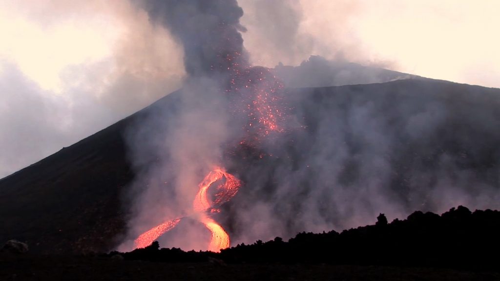 ETNA-vulcano-eruzione-lava-