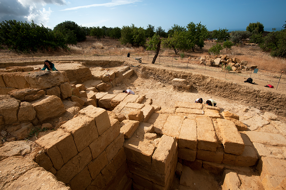 Archeologi al lavoro per liberare dalla terra il Teatro antico di Agrigento