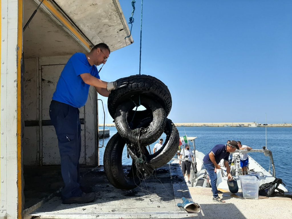 Marevivo Ecotyre porto di Marsala, recupero pneumatici in mare, gomme, copertoni, 02