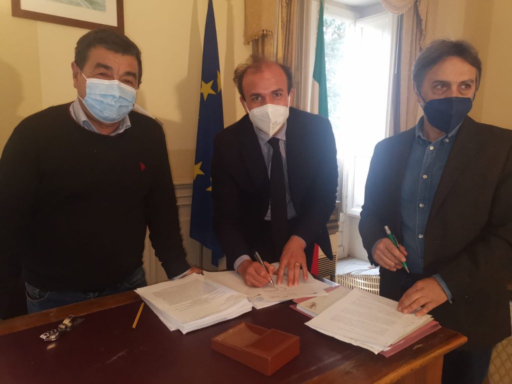 la firma del protocollo d'intesa tra l'Avv. Fiorino e Avv. Miliziano alla presenza dell'Assessore Sergio Marino.