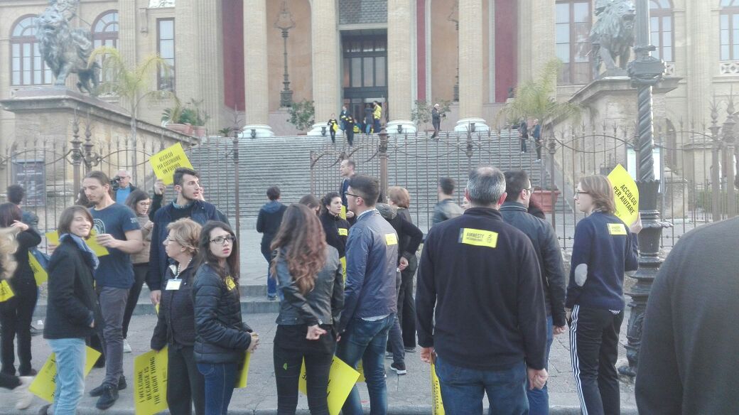 Amnesty International, flash mob al Massimo