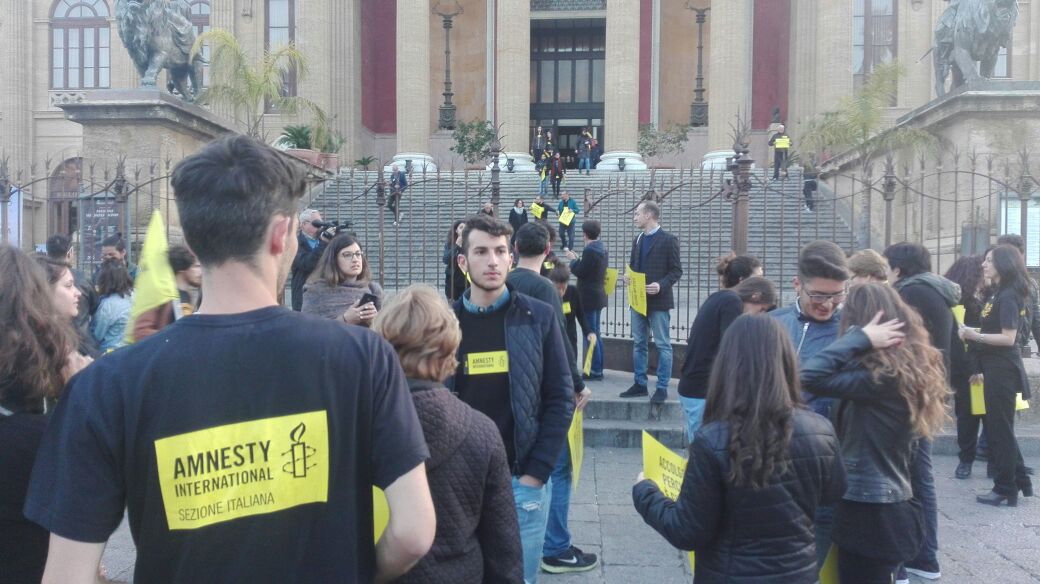 Amnesty International, flash mob al Massimo