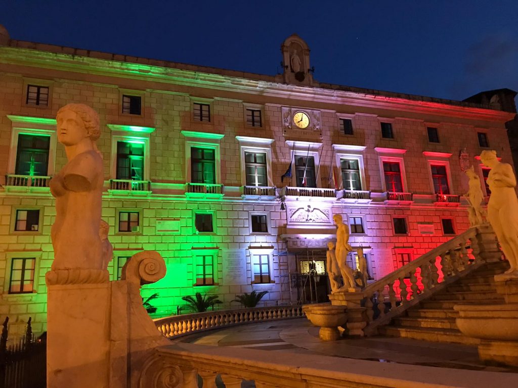 Palazzo delle Aquile si illumina col tricolore, Comune di Palermo