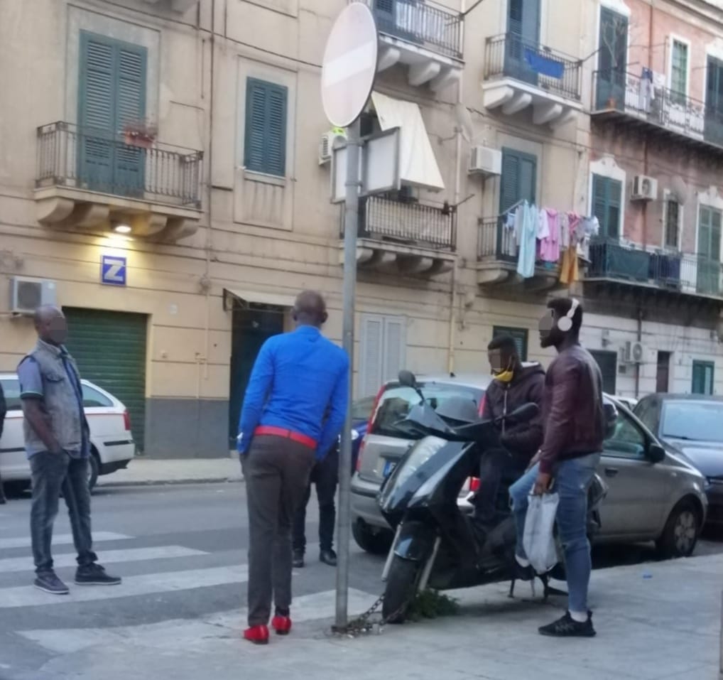 stranieri bivaccano a Palermo-extracomunitari-migranti