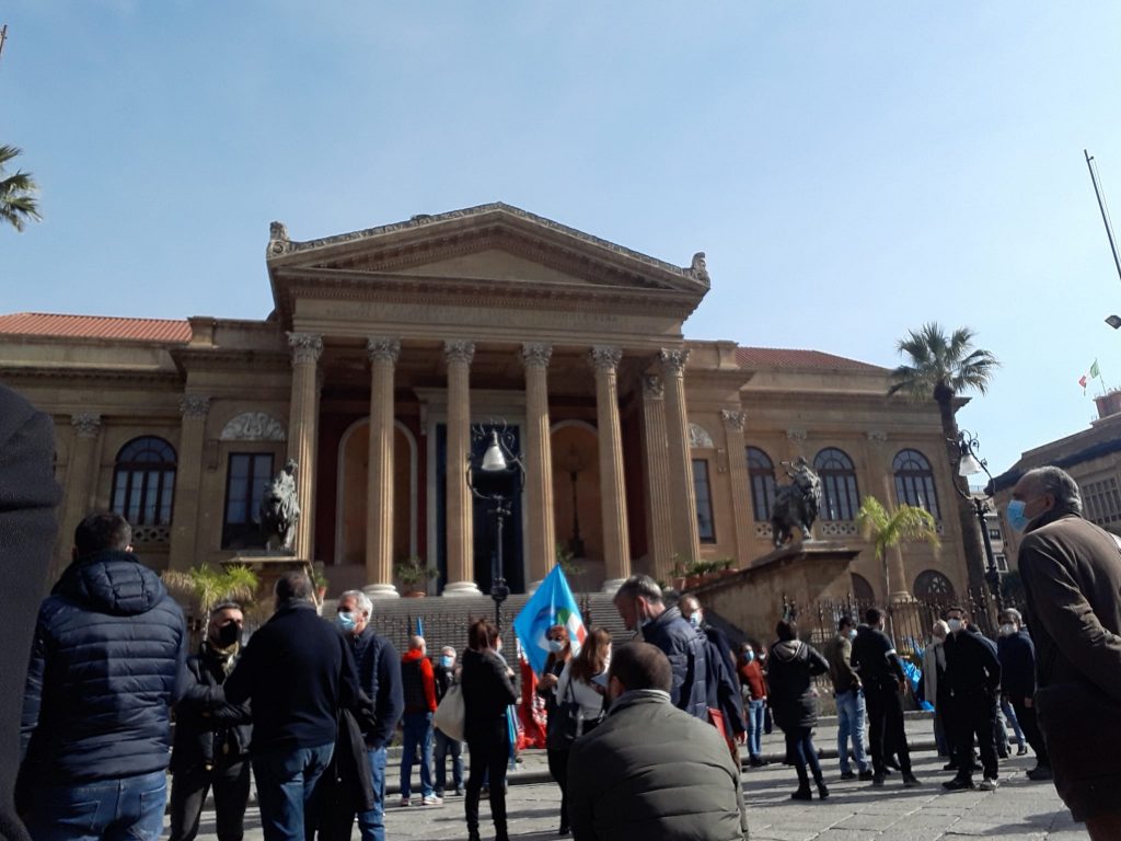 protesta lavoratori spettacolo a Palermo, teatro massimo
