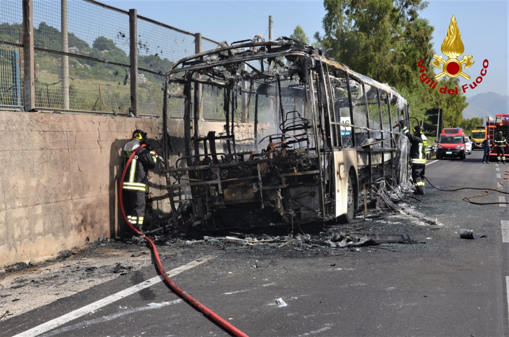 Palermo-Sciacca, bus, pullman Ast in fiamme