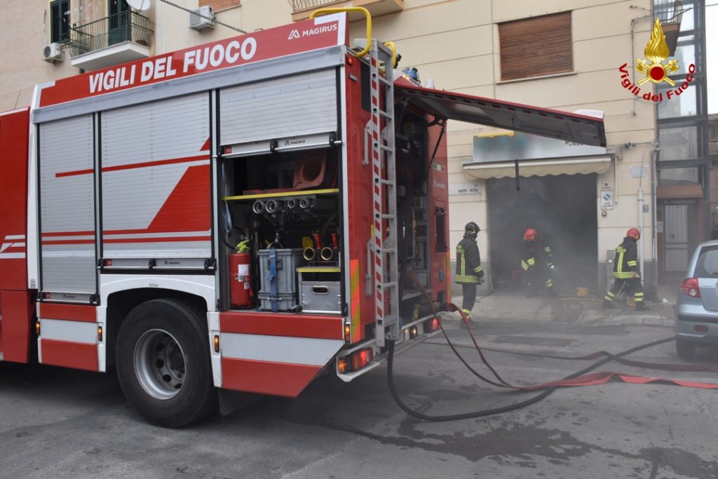 Paura nel quartiere Noce a Palermo: officina in fiamme