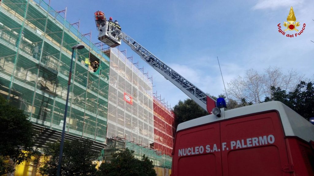 Restauratrice cade da un ponteggio a Palermo, salvata dai vigili del fuoco