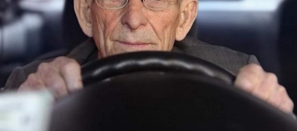 anziano alla guida, auto
