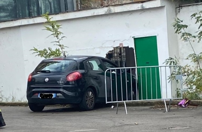 auto si schianta contro il muro al Drive In della Fiera del Mediterraneo, a Palermo
