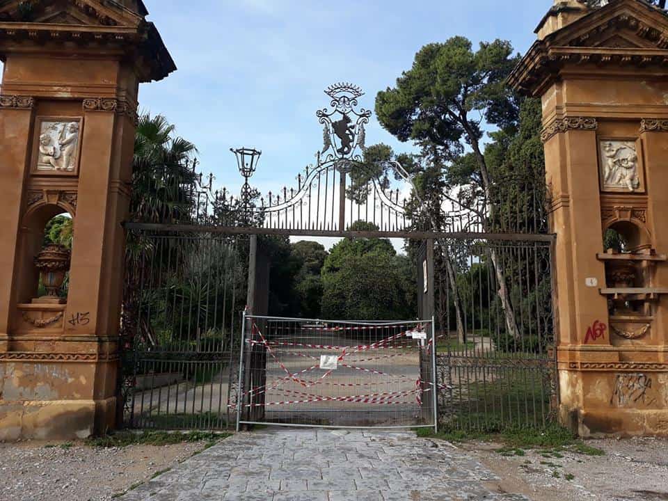 Cancello chiuso a Villa Trabia