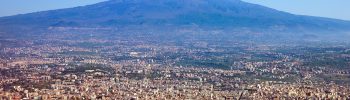 Foto aerea di Catania, l'Etna sullo sfondo