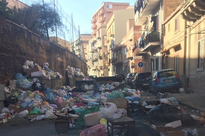 Rifiuti in strada a Palermo