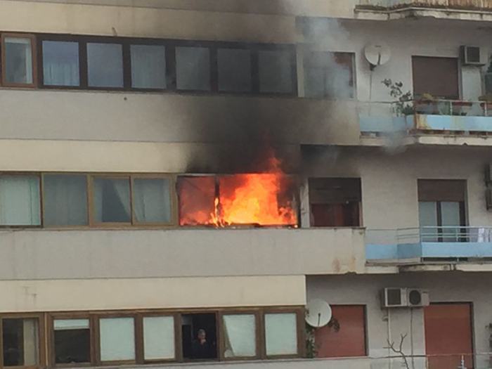 Incendio a Palermo in via Albanese