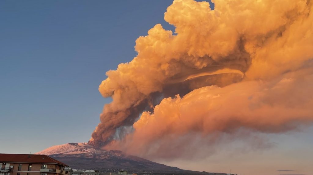 Etna, eruzione del 16.02.2021 (Foto Dire)