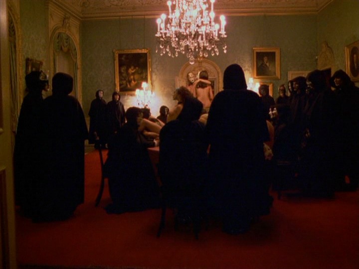 Una scena del film "Eyes Wide Shut" di Stanley Kubrick