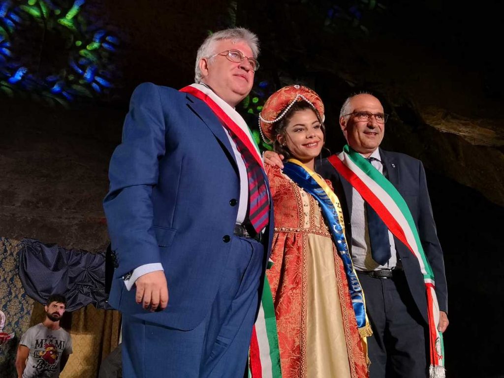 Gaia Rigatuso con il sindaco di Gangi Francesco Migliazzo e il sindaco di Sperlinga Giuseppe Cuccì