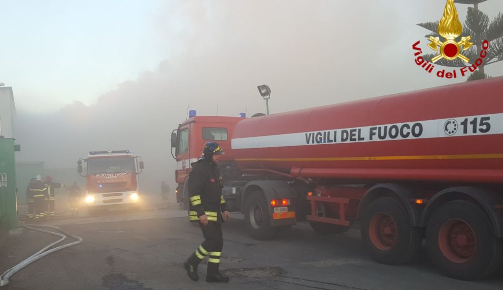 Incendio area industriale catania