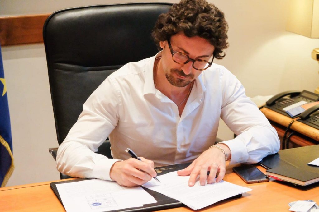 Ministro Danilo Toninelli firma