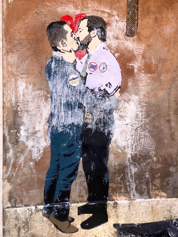 Murales bacio Di Maio-Salvini