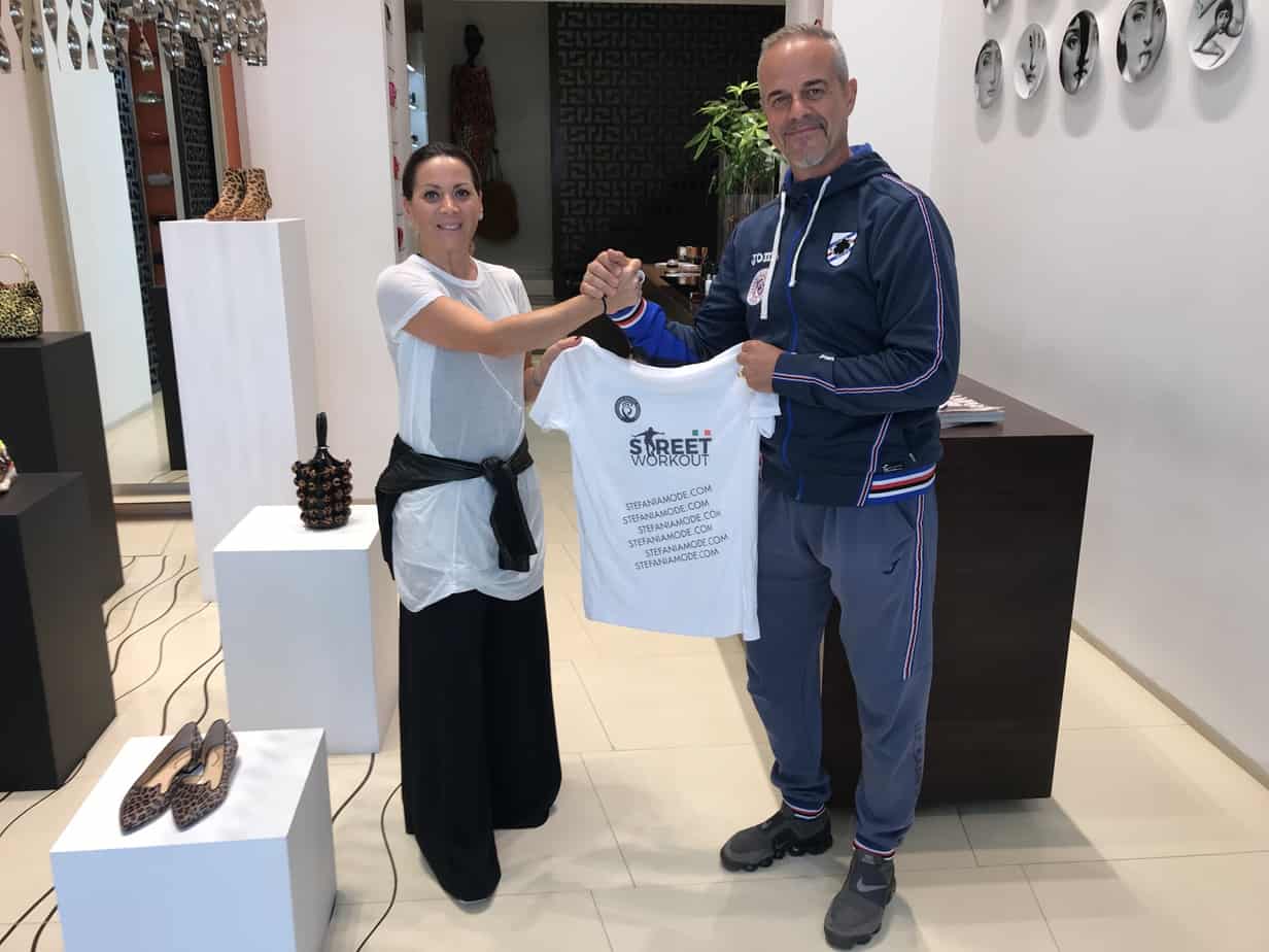 Paola Incandela e Franceco Gambicchia con la T-shirt ufficiale