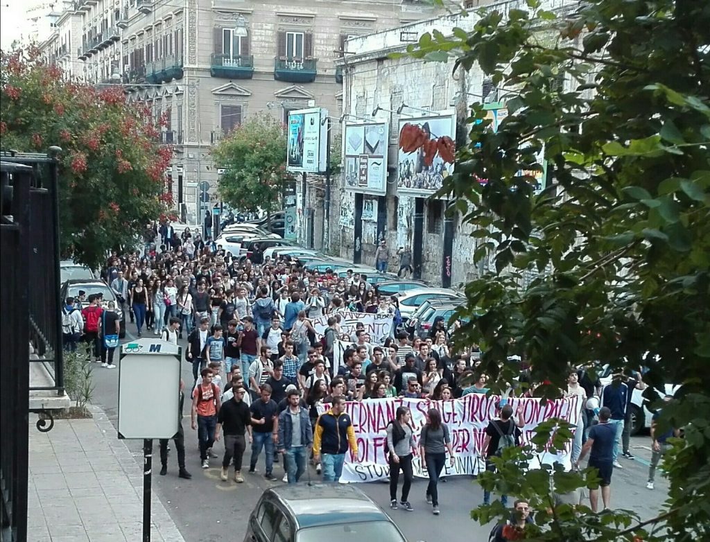 studenti in piazza protesta scuola