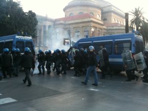 polizia-tensioni a Palermo-teatro massimo