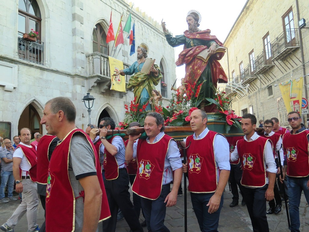 La processione dei santi pietro e paolo Petralia Soprana