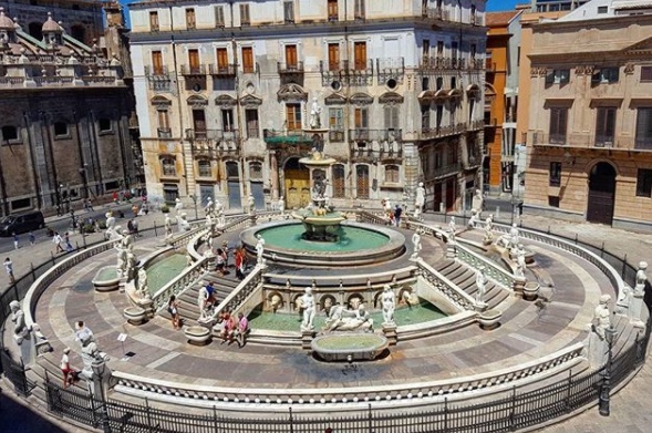Fontana pretoria, piazza della vergogna, palazzo delle aquile