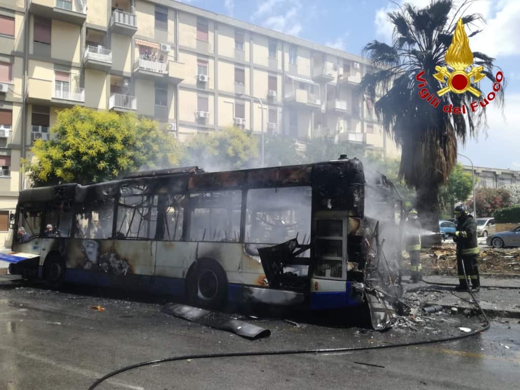 autobus in fiamme a borgo nuovo