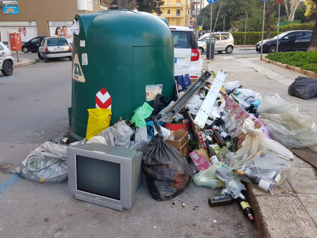 tv ingombranti rifiuti a Piazza Unità d'Italia