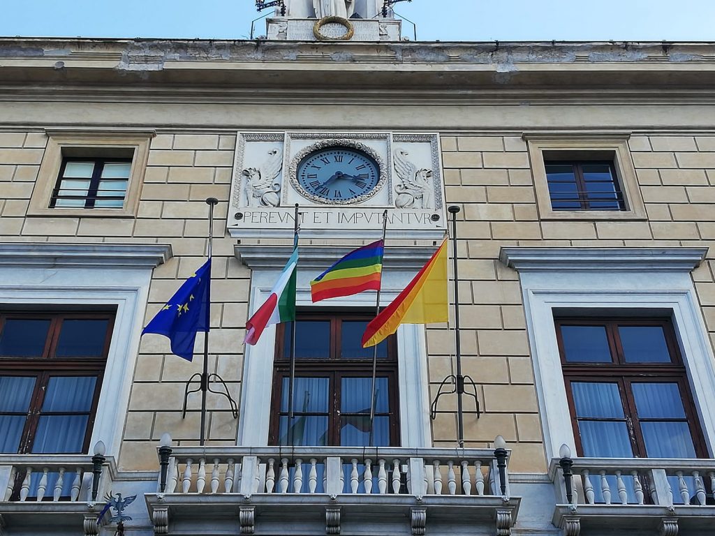 Comune Palermo, bandiera Arcobaleno, palazzo delle aquile
