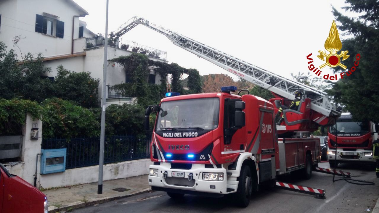 Palermo Scoppia Incendio In Una Villetta Salvata Una Persona