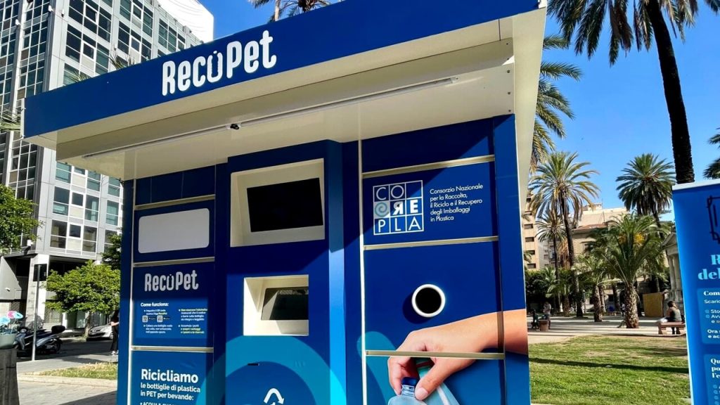 Recopet, macchina mangiaplastica inaugurata a piazza Castelnuovo