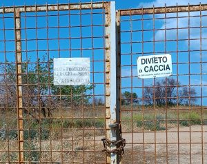 Divieto di caccia, cartello appeso all'ingresso del parco Libero Grassi