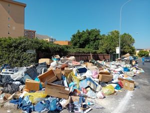 Via Messina Marine, angolo via Zucchetto, rifiuti abbandonati in strada