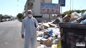 Giuseppe Guaresi si incatena ai cassonetti per protesta