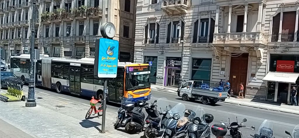 Via Roma, altezza poste italiane