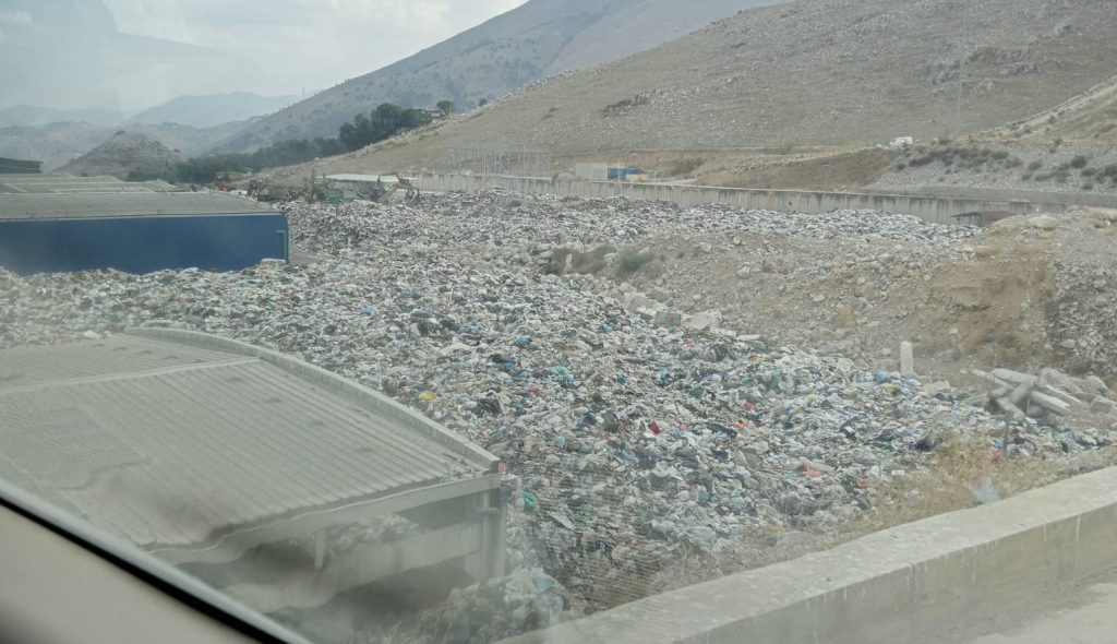 Bellolampo, spiazzale TMB pieno di munnizza